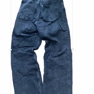 Baggy wide jeans från H&M - Gråa baggy wide jeans från &Denim med midwaist och loose fit💗 rätt så slitna på nedre kanterna (se bild 4). Strl 36!