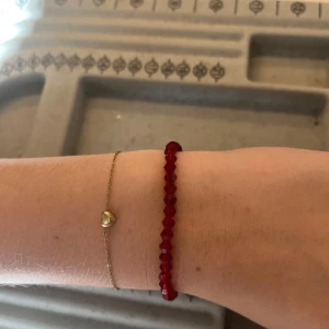 Rött pärlarmband - Ett snyggt armband med röda facetterade pärlor som ger en cool och färgstark look. 