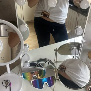 Mörkblå mjukisbyxor Juicy Couture XXS - Mörkblå mjukisbyxor från Juicy Couture i supermjuk frotté med broderad JC-logga på benet. Byxorna har fickor fram och bak och silverfärgade detaljer. Perfekta för en chill och avslappnad stil och även stilrena till en vanlig basic vit T-shirt. På denna bild har jag INTE tvättat dom, såklart gör jag det innan jag skickar dom! Går att diskutera priset. Använd ett antal gånger men ser ut som nya! Passar dig som är 160cm och bör xxs, Jag viker ner dom beroende på att jag gillar lågmidjat.