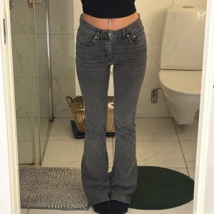 Grå bootcut jeans  - Säljer ett par gråa jeans från Gina med bootcut-modell och medel hög midja. Snygg passform som sitter tajt upptill och släpper vid benen. Perfekta till sneakers eller boots💕💕💕har bara använd byxorna ett fåtal gånger
