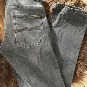 Nudie jeans  - Säljer nu dessa eftertraktade svart/gråa nudie jeansen i passform grim tim! Storlek 30/32 och är fullt fungerande. Bättre pris vid snabb affär!! Skriv vid ytterligare frågor/funderingar