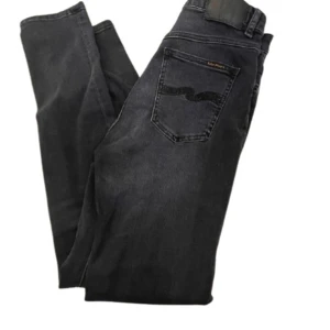 Svarta nudie jeans tjej - Klassiska svarta nudie jeans i modellen hightop tilde, de är måttligt använda så i princip nyskick. Nypris minst 1300kr; vårt pris endast 399kr! Hojta till om ni har frågor eller funderingar!