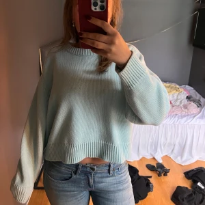 stickad tröja - Säljer en ljusblå stickad tröja🩵