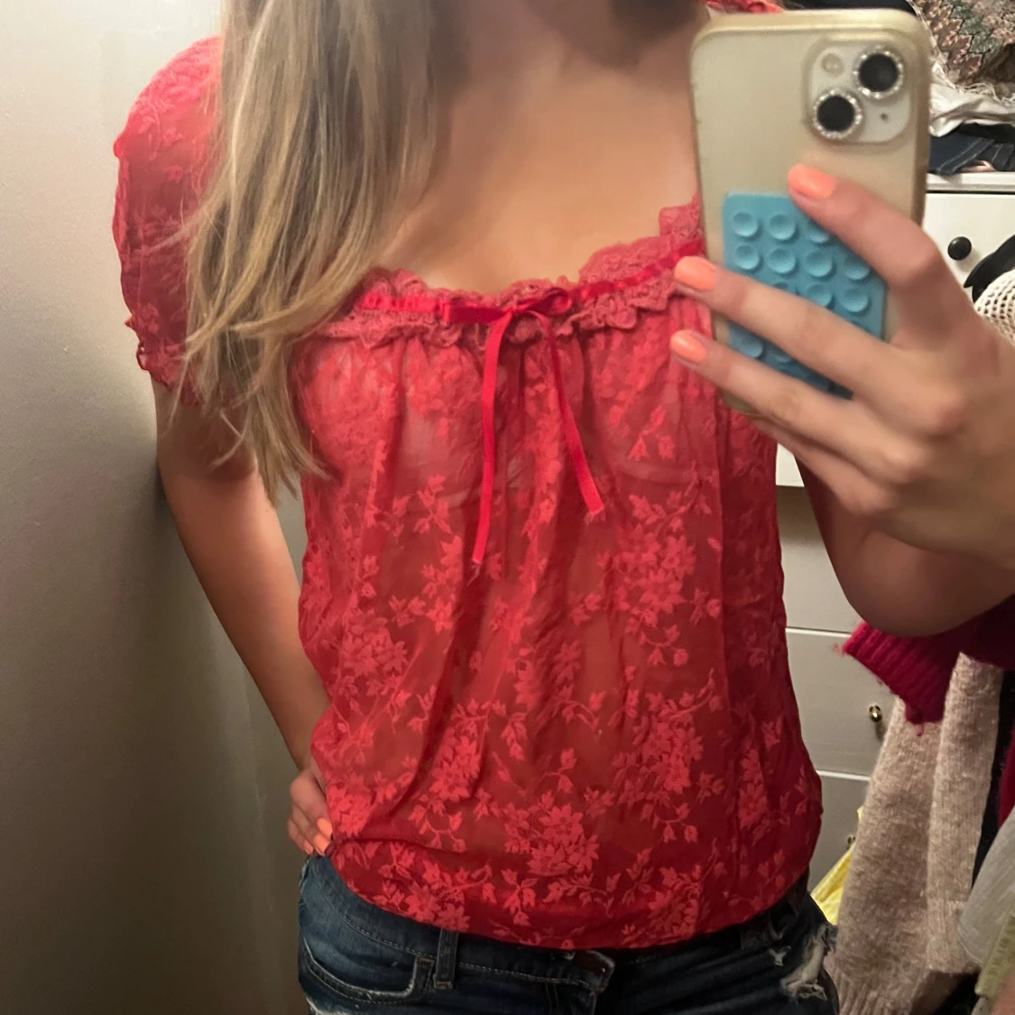 Röd spetsblus med volanger 