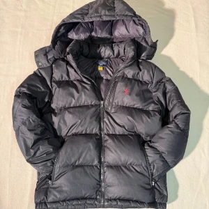  Polo Ralph Lauren jacka - Tjena! Säljer nu denna snygga Polo Ralph Lauren jackan! Den är i stolekn 14/16 år vilket typ motsvara xs! Den är i ett fin skick! Om ni har några funderingar så är det bara att höra av sig!😀