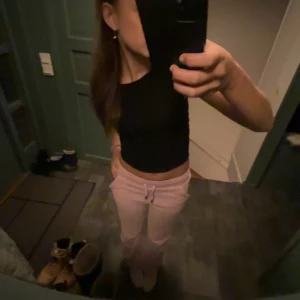 Rosa velourbyxor Juicy Couture XXS - Säljer ett par ljusrosa byxor från Juicy Couture i storlek XXS. Byxorna har låg midja, snörning i midjan, två stora fickor fram och bak med knappar, samt ett loose och bootcut snitt. Gjorda i frotté tyg, super mysiga!❤️ Ena knappen på snöret är borta och små fläckar på baksidan annars bra skick!