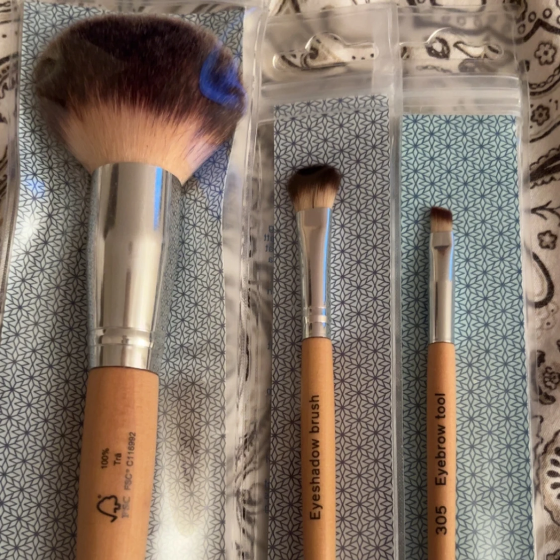 Nytt set med sminkborstar i trä från Åhlens - 1