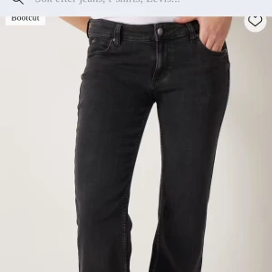 Svarta bootcut jeans från Lee - Snygga svarta jeans från Levi's med klassisk bootcut-passform i modellen Jessica. Jeansen har låg midja och är knappt använda. Strl W26 L31 . Dom är köpta för 1100