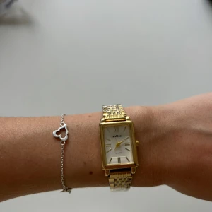 Guld klocka - Guld klocka i rostfritt stål, plasten är kvar går att justera