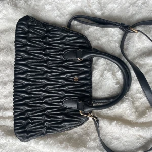 Svart väska -  Snygg svart väska ifrån Anna Field❣️ oanvänd, 27 cm i bredd, 10 cm i djup, 18 cm i höjd