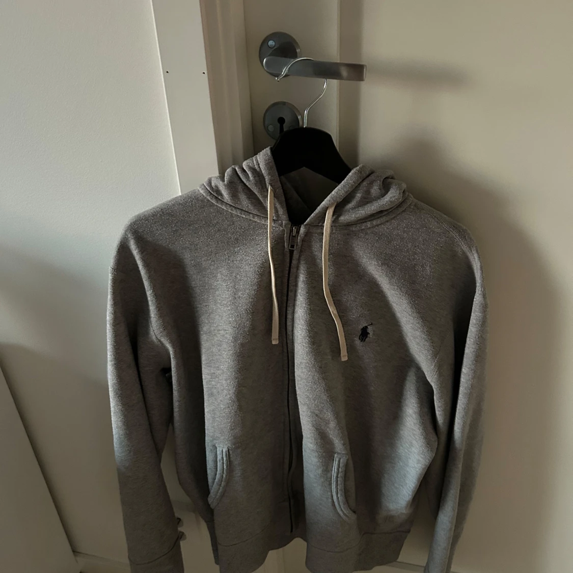 Grå hoodie från Polo Ralph Lauren - 2