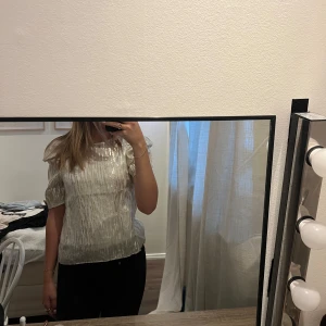 Guldig blus - En guldig och glittrig fin topp/blus. Aldrig använd, storlek XS, ifrån Lindex