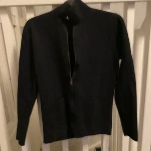 Svart John Henric helzip - Säljer denna svarta helzip från John Henric. Tröjan är i storleken S och ser nästintill ny ut. Priset kan diskuteras.