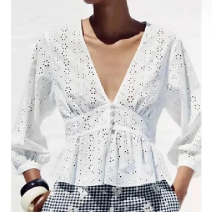 Vit zara topp med knappar - Säljer denna såå gulliga och trendiga toppen från zara🩷nedersta knappen har lossnat, men inget som märks då det finns tre till ovanför🥰så fin till vardags och till festliga tillfällen!