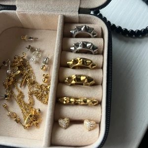 Smycken - Guld och silveröronhängen från edblad, säljer allihop. Säljer även boxen, olika priser så skriv om du är intresserad☺️Lådan säljs för 50 kr