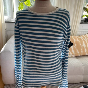 Stone Island Marina Vintage tröja - Spring / Summer 2008. Article Number 481551C5/1081. Längd=65cm Bröstvidd=52cm Armlängd från axel=67cm