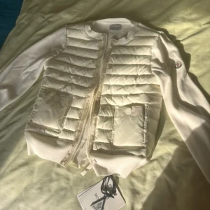 Vit Moncler cardigan  - Hej! Nu säljer jag den populära moncler cardigan i storlek 1 - XS den har vart bra omhändertagen inga fläckar inga håll allt följer med jag köpte den i NK kvitto finns den har NFC tag och den går även att scanna 