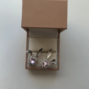 Söta silverörhängen med rosa hjärta - Unika örhängen i silverfärg med kaninöron och ett rosa hjärtformat stenar i mitten. Säljer då jag bytt från silver till guld
