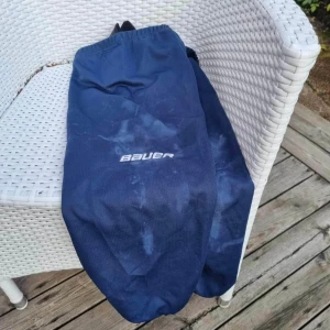 Blå damasker Bauer - Bra skick. Lite missfärgade av konstisen skulle jag gissa på. Använda 1-2 sesonger. 