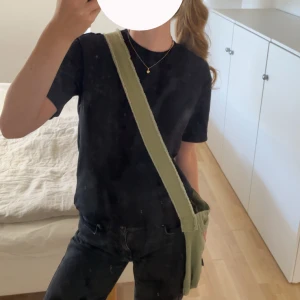 Supercool olivgrön väska (perfekt skolväska) - En så snygg, cool och praktisk väska i olivgrönt/militärgrönt. En PERFEKT skolväska då den rymmer dator, A4 anteckningsblock osv och dessutom har två fack varav en ett har dragkedja (bild 4). En så sjukt cool o snygg väska som verkligen lyfter en outfit men ändå passar med allt! 