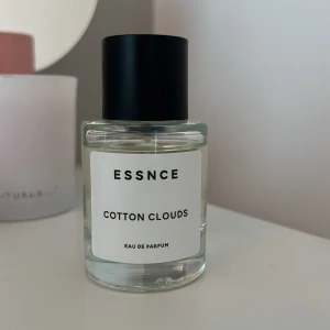 ESSNCE Cotton Clouds parfym - Fräsch Eau de Parfum från ESSNCE med namnet Cotton Clouds. Doften ger en ren och mjuk känsla. Är inspirerad av Clean Warm cotton. Mängd enligt bild, skickas i originalkartong. 