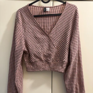 Blus H&M - En blus från H&M i stl S som är i väldigt bra skick säljs för 60 kr. 