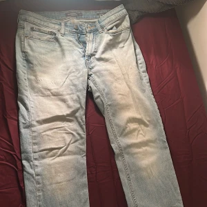 Ljusblå jeans straight fit - Säljer ett par ljusblå jeans från Denim Project med klassisk femficksdesign och raka ben. Jeansen har normal passform, knappgylf och bälteshällor. Materialet är jeans i bomull och de har en snygg tvättad look som ger en chill vibe.