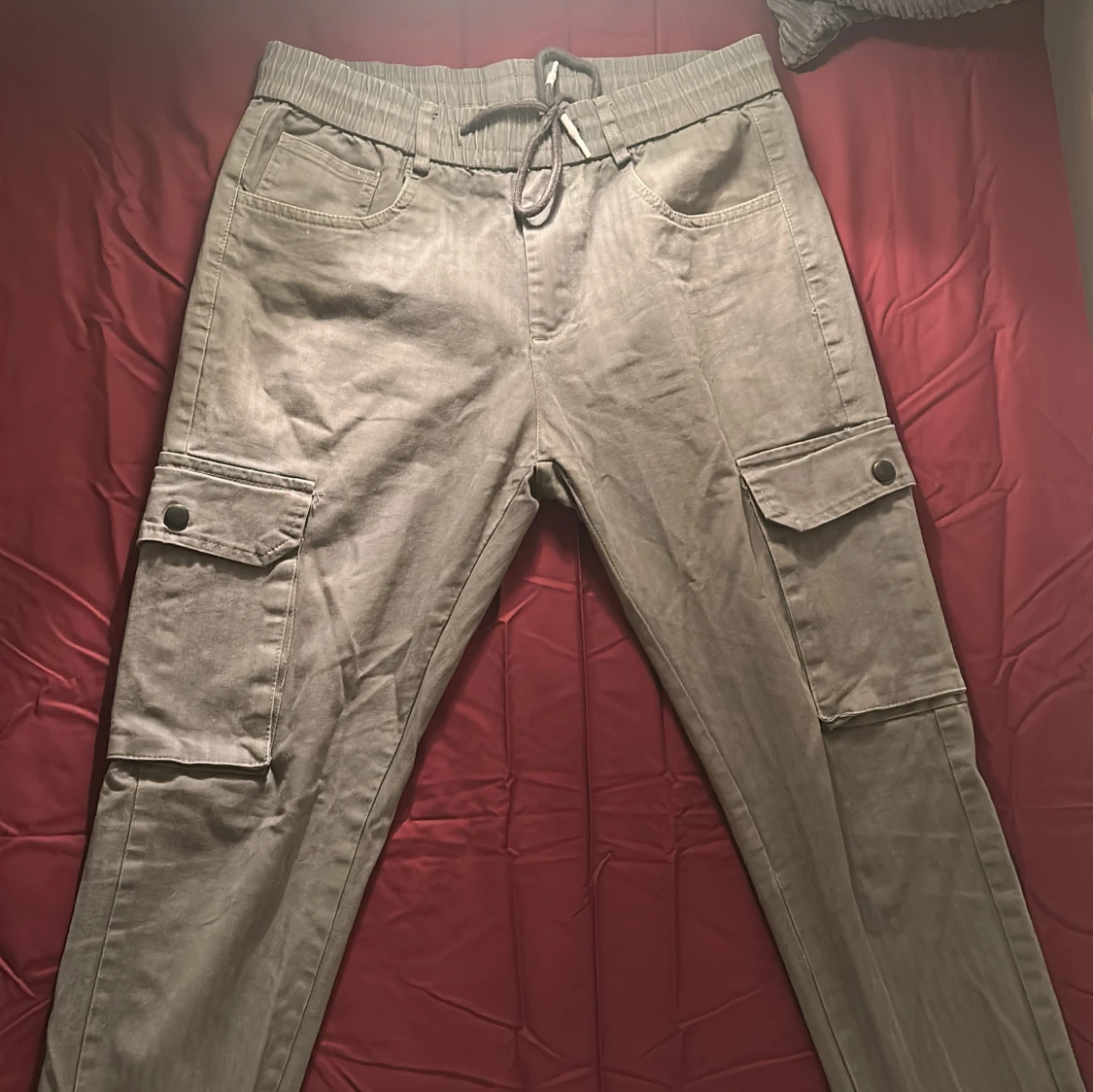 Grå cargopants med snörning