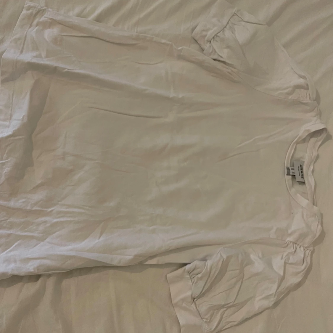 Vit t-shirt med puffärm🤍 - 1