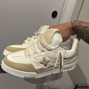 Louis Vuitton beige sneakers - Säljer ett par snygga Louis Vuitton Skate skor för bra pris. Skriv privat för mer bilder och Info