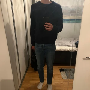 100% kashmir sweatshirt från ASOS - Hallo! Säljer denna 100% kashmir sweatshirten från ASOS. Tröjan är näst intill ny och har endast använts cirka 4-5 gånger!  Färgen är marinblå och den sköna kashmiren gör den perfekt för sena sommarkvällar och inför hösten. Storleken är M och modellen på bilden är 185 cm lång och tröjan passar folk runt 175-188 cm långa. Mitt pris är 460 kr medan nyåris ligger på 1400 kr. Vid minsta lilla fundering är det bara att höra av sig, och pris kan såklart diskuteras!