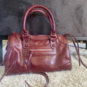  mörkröd handväska - SKRIV FÖRE DU KÖPER🫶🏼  super fin handväska i den mindre storleken i en mörkröd, burgundy färg med många fina detaljer! Helt ny och öppnade endast förpackning för att ta bilder! Säljer pga att jag fått en liknande i present. Väskan är från SHEIN💋