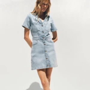 Jeans klänning från Zara  - Den är i str L men är liten i storleken så passar mig som vanligtvis har str S, använd runt 2 gånger🥰