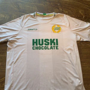 Hammarby hemma tröja!  - Osäker från vilket år den är ifrån! Snygg tröja används på tiotalet matcher därav några tecken på användning men fortfarande ett bra skick! 