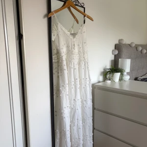 Vit lång klänning - Helt ny oanvänd superfin lång klänning från byMalina🤍🤍Pris kan diskuteras!!! Storlek xs, har justerbara band och skulle säga att den massa xs-liten M då den är justerbar och lång