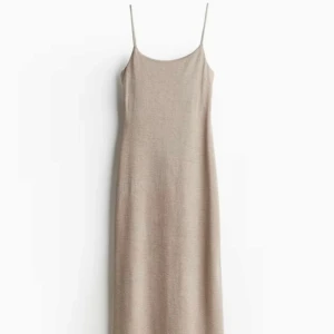 Klänningar från H&M med etikett - Hej! Jag säljer helt nya samt oanvända klänningar i strl M. Säljer pga inte min smak. Beige/brun klänning 100kr, lime grön klänning med insydd midja 60kr. 