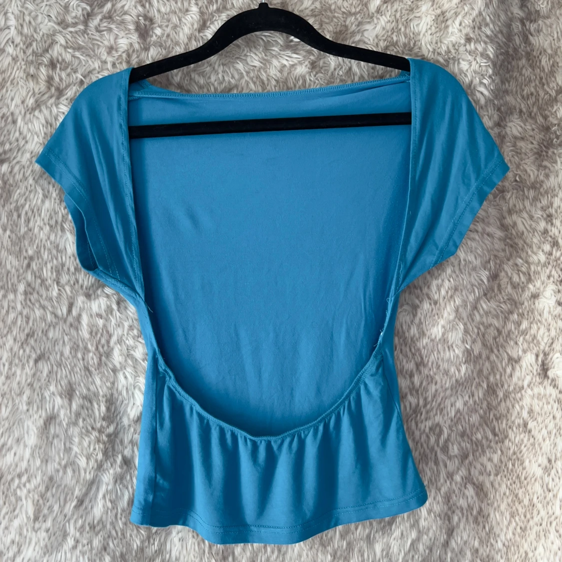 Turkos topp med urringning baktill - 1