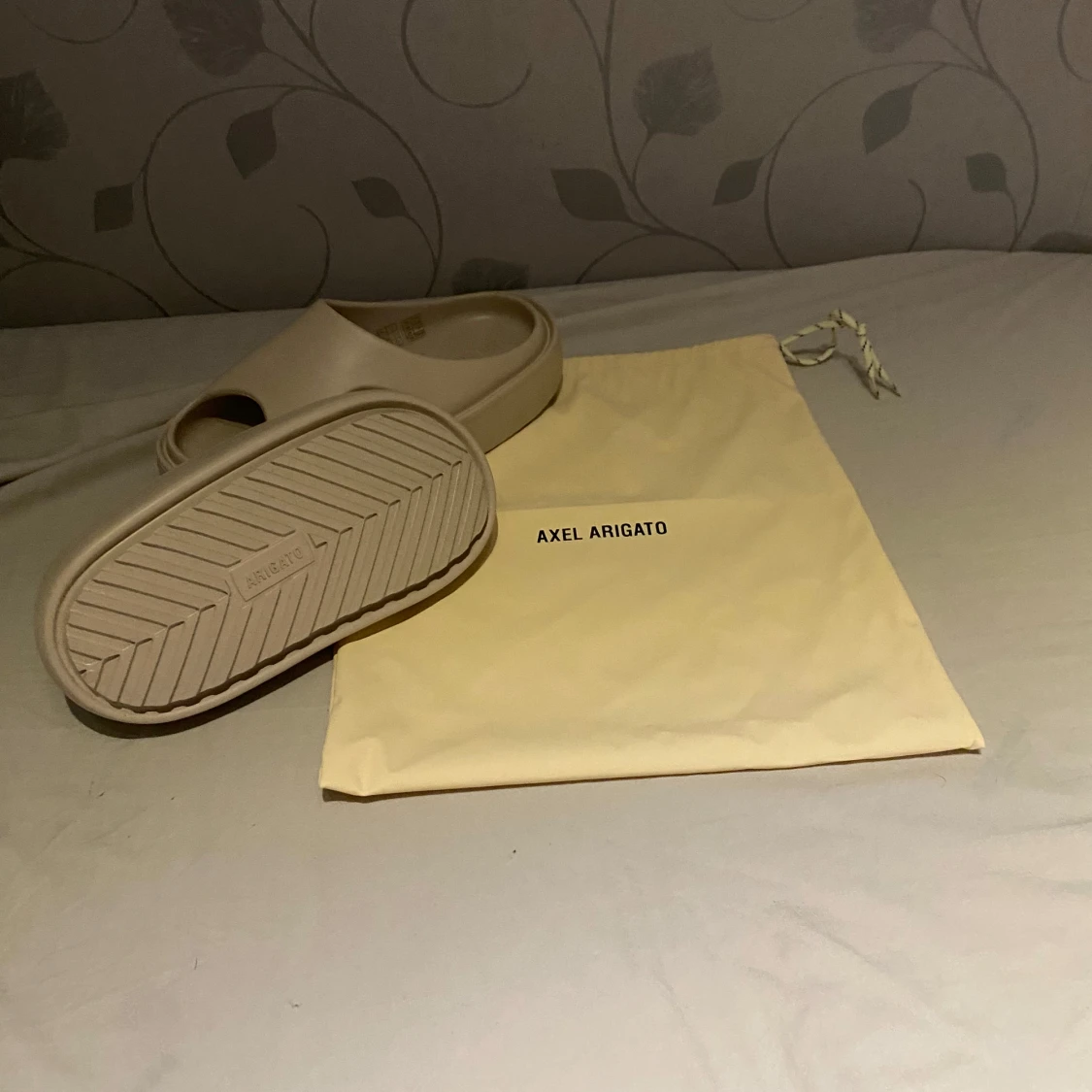 Beige Axel Arigato sandaler
