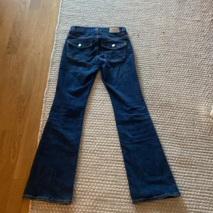 Blå bootcut jeans från Gina Tricot - Snygga mörkblå bootcut jeans från Gina tricot! Är i storlek 164, jätte bra skick! Pris kan diskuteras och om ni behöver fler bilder så skriv💕