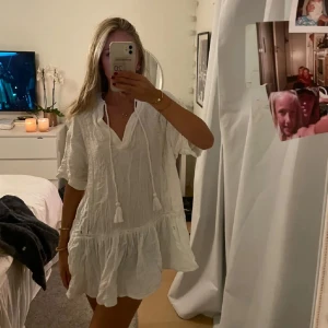 Vit klänning  - Superfin vit klänning i jättebra skick!! 