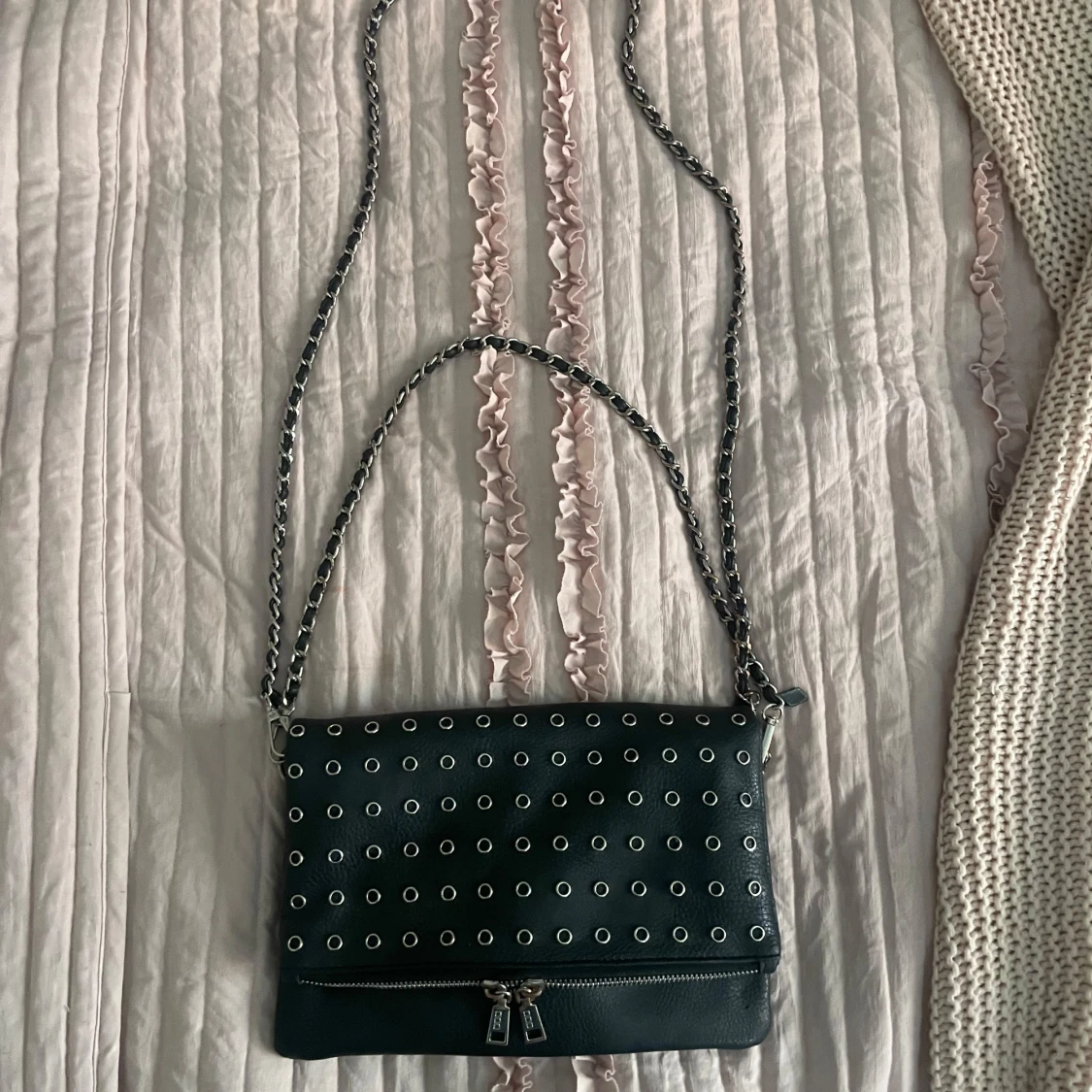 Svart axelväska med nitar och kedja