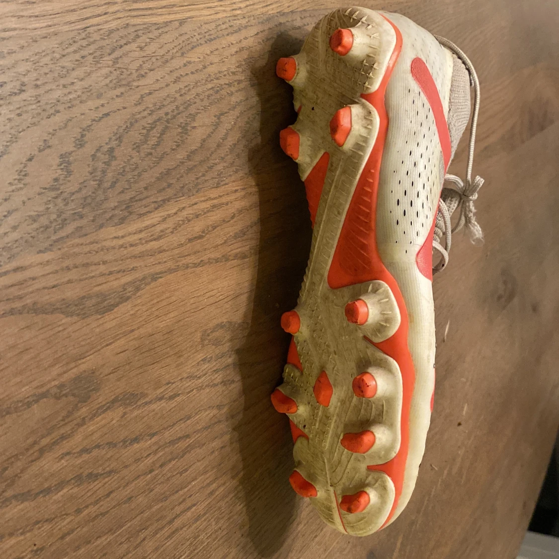 Puma fotbollsskor med röd detalj - 3