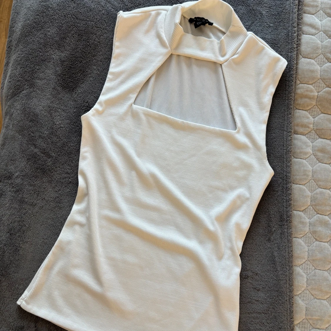 Vit ribbad ärmlös topp från Amisu