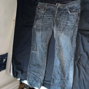 Blå Ragtag jeans med broderi - Riktiga ragtag jeans från 2000s talet, saknat en knapp men lätt att sätta på, lowrise och slight flared legs