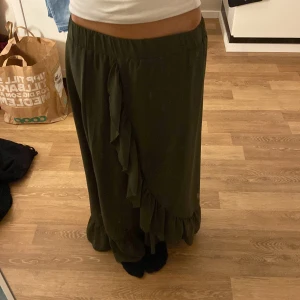 grön kjol - mörkgrön kjol med volanger som är jättefin på sommaren, skriv för mer bilder eller info 💕