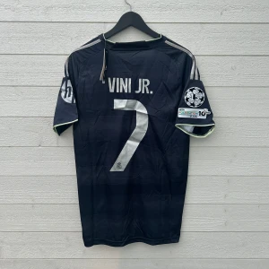 Vinicius Junior Real Madrid Fotbollströja - Säljer en Real Madrid fotbollströja med Vini JR. 7 på ryggen som är helt ny med prislapp!
