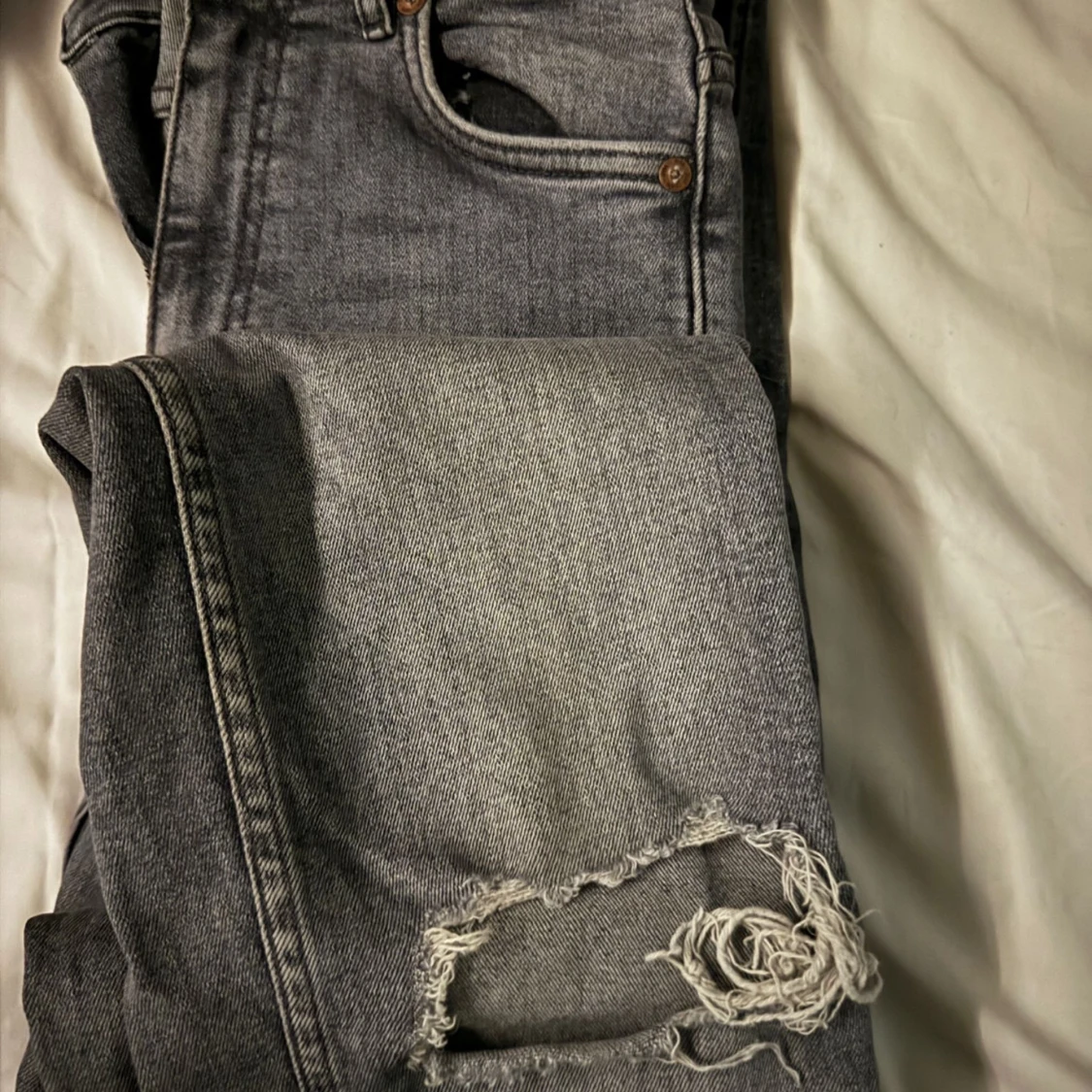 Gråa högmidjade jeans med hål - 1