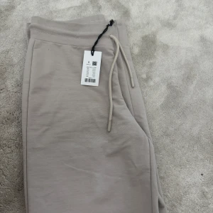 Beige mjukisbyxor - Säljer ett par helt nya mjukisbyxor från lager 157. De är aldrig använda och har prislappen kvar. Priset kan diskuteras. Hör av er vid frågor💞