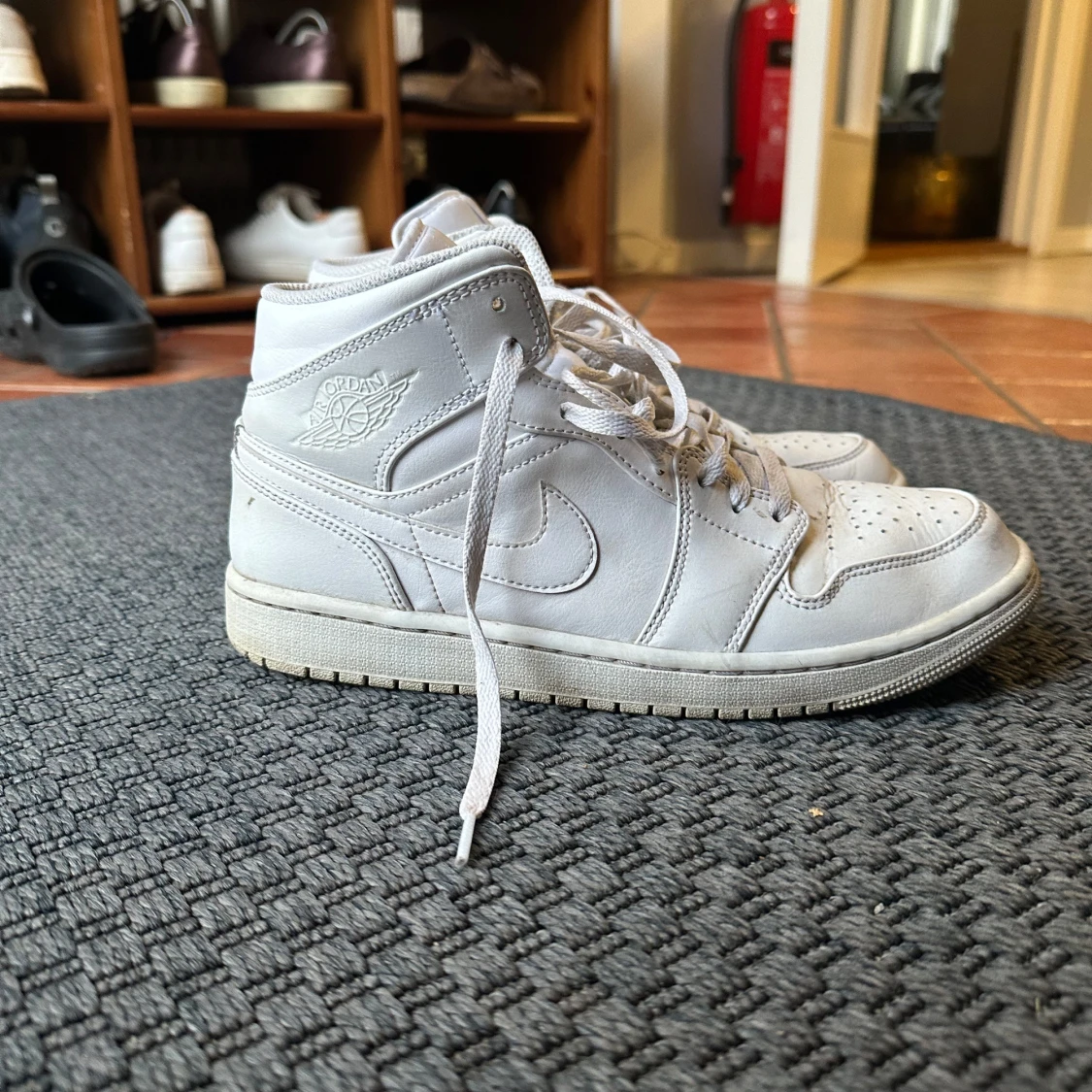 Nike Jordan 1 Mid i helvitt