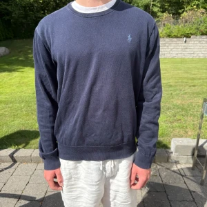 Marinblå Ralph Lauren tröjs - Marinblå Ralph lauren tröja || Storlek M || Tröjan  är i bra skick || Mitt pris 599kr || Modellen på bilden är 170cm och väger 62kg || Tveka inte på att höra av dig vid frågor eller funderingar 